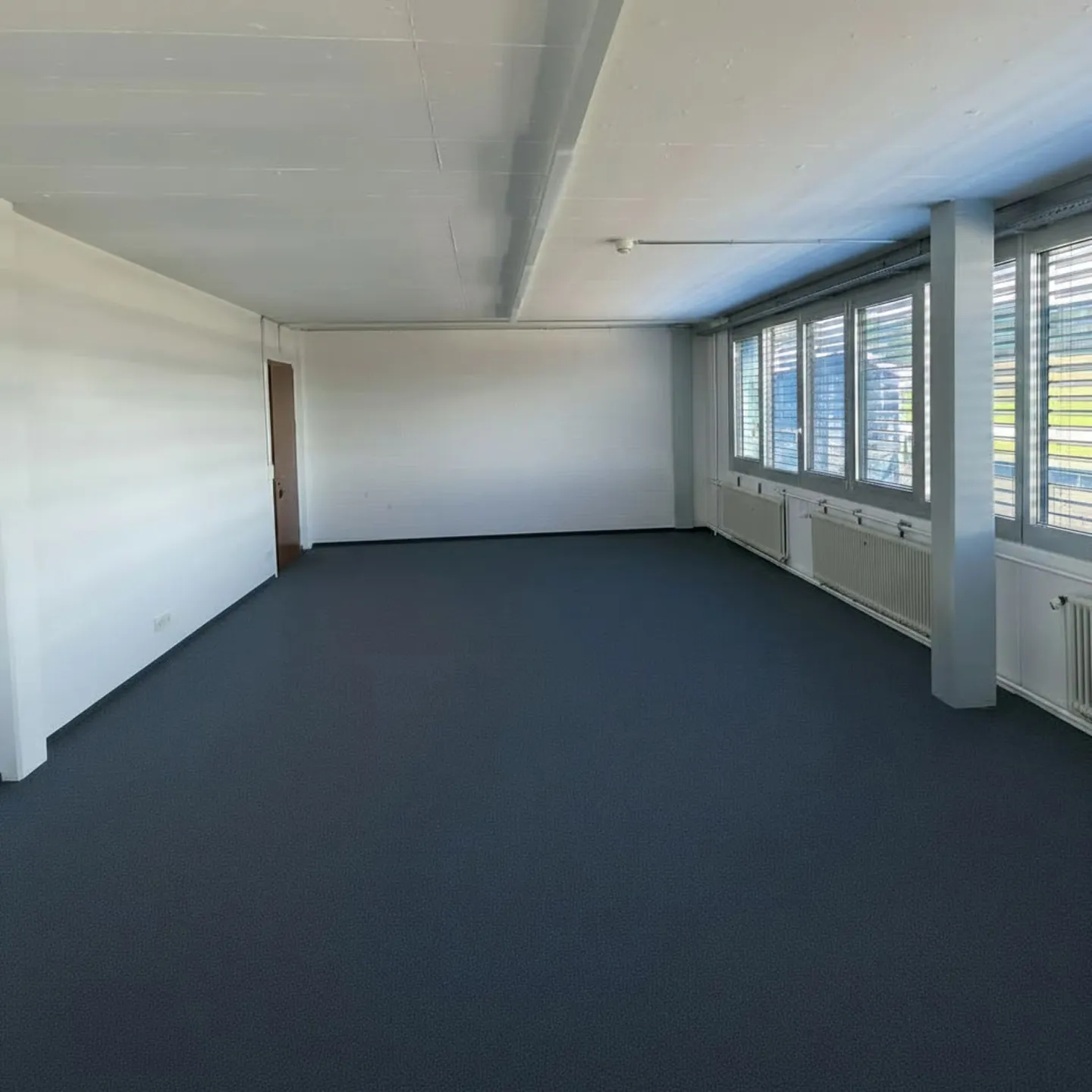Ufficio luminoso e ristrutturato in una posizione tranquilla ad Aarberg - Foto 2 di 5
