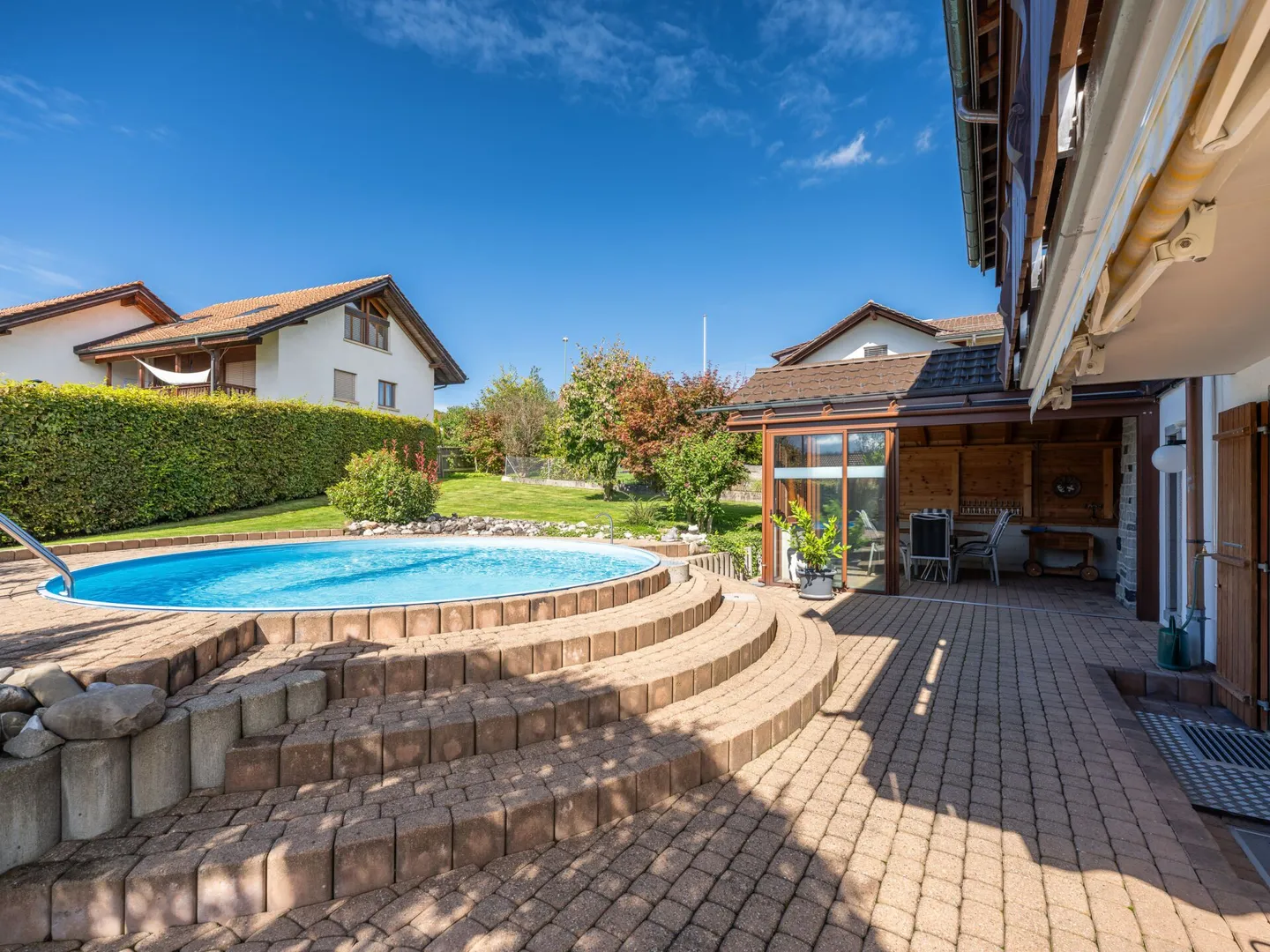 Villa im Chalet-Stil mit Pool & Sicht auf die Berner Alpenkette in Riggisberg - Foto 2 von 18