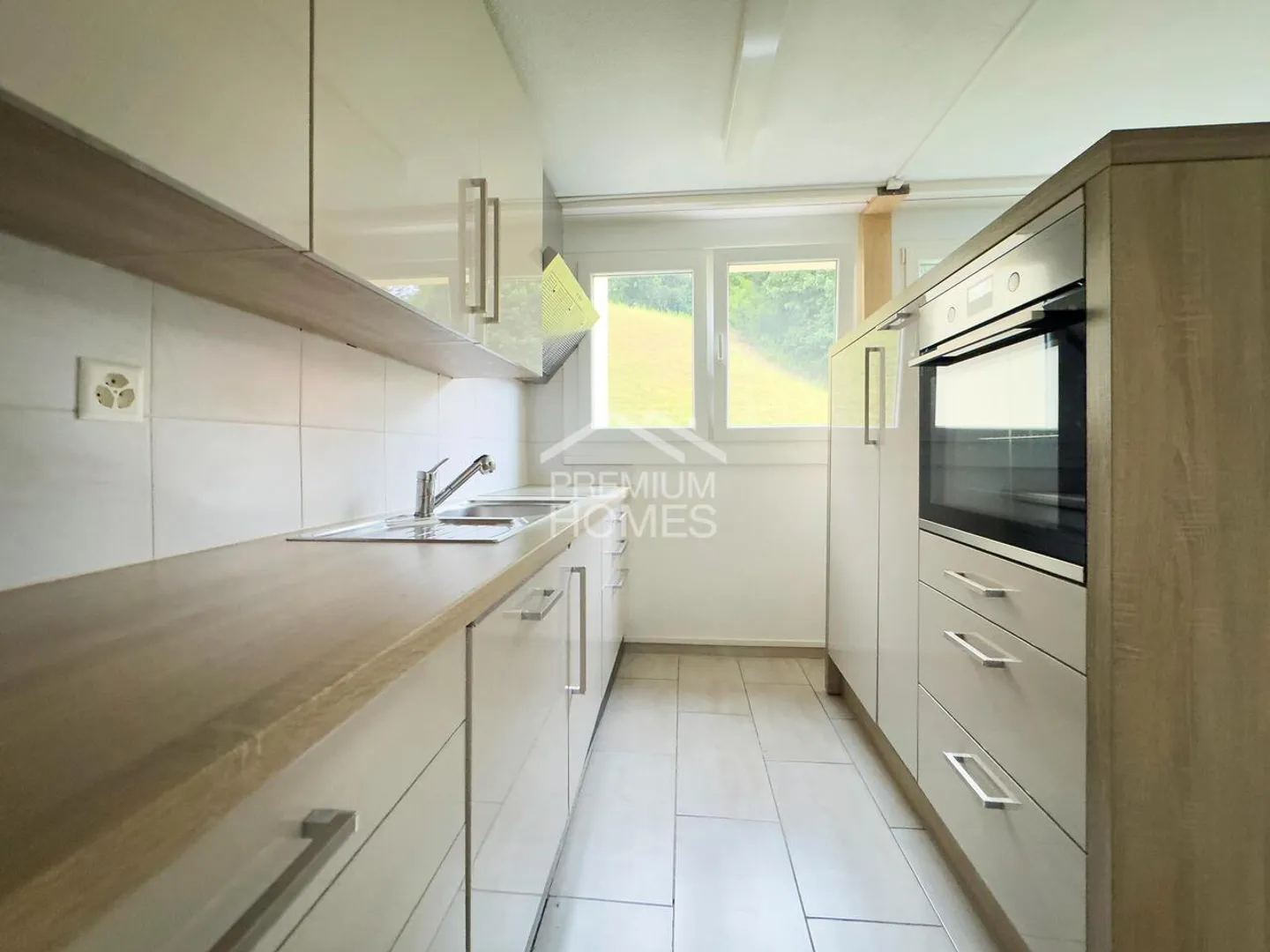 Charming Apartment in Central Location - Photo 4 of 12