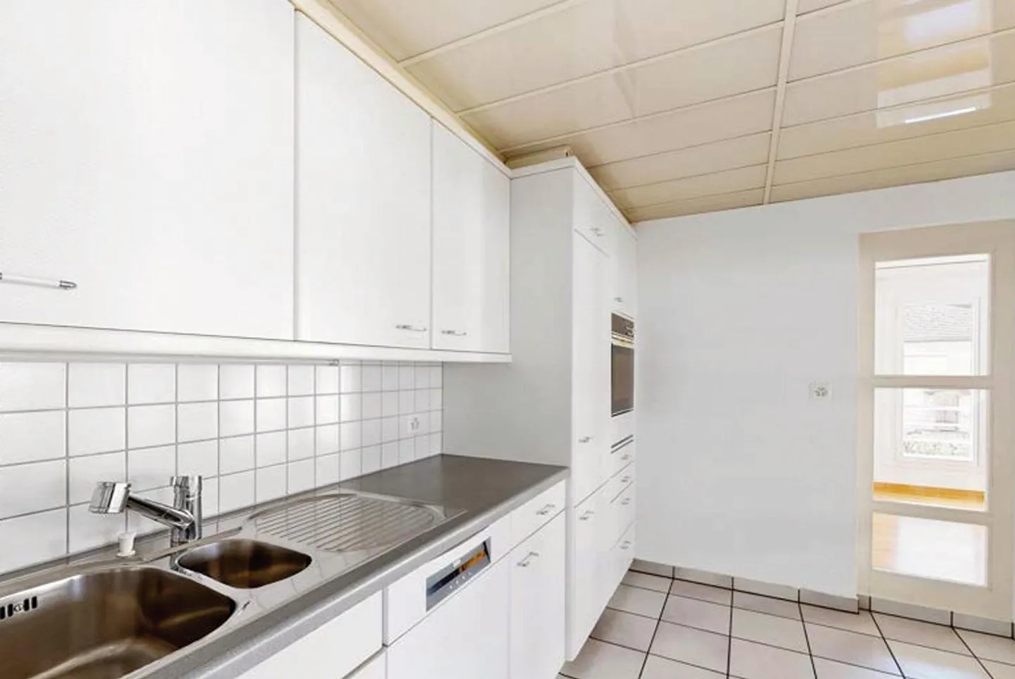 Appartement 3.5 pièces, 2 places de parking dans le garage souterrain incluses - Photo 2 sur 5