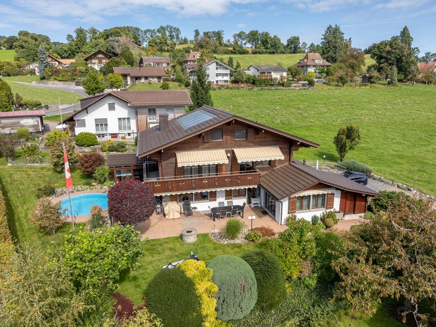 Villa im Chalet-Stil mit Pool & Sicht auf die Berner Alpenkette in Riggisberg - Foto 3 von 18