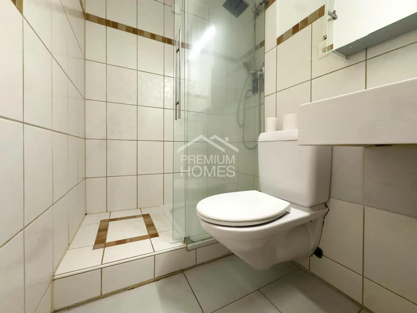Charming Apartment in Central Location - Photo 7 of 12