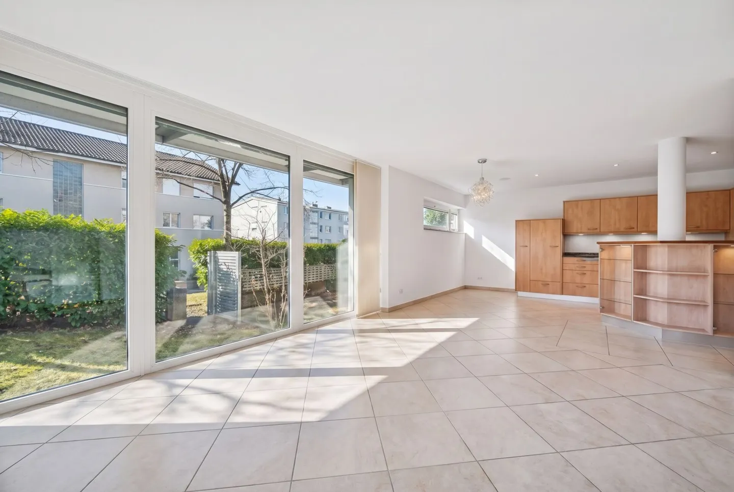 Attractive 4.5-room ground floor apartment with plenty of daylight - Photo 2 of 13