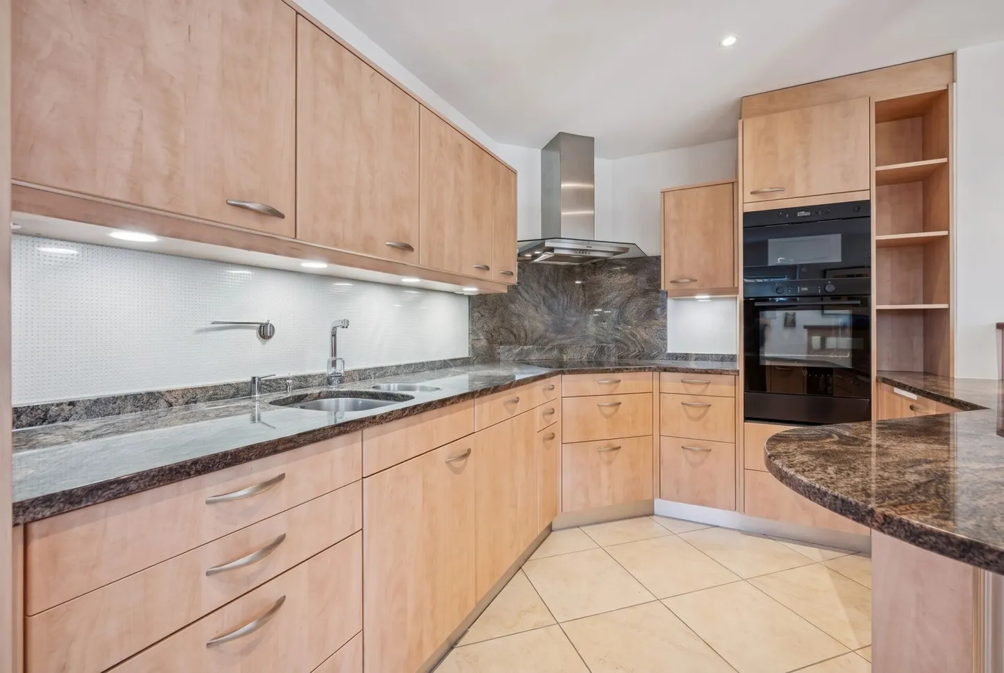 Attractive 4.5-room ground floor apartment with plenty of daylight - Photo 3 of 13