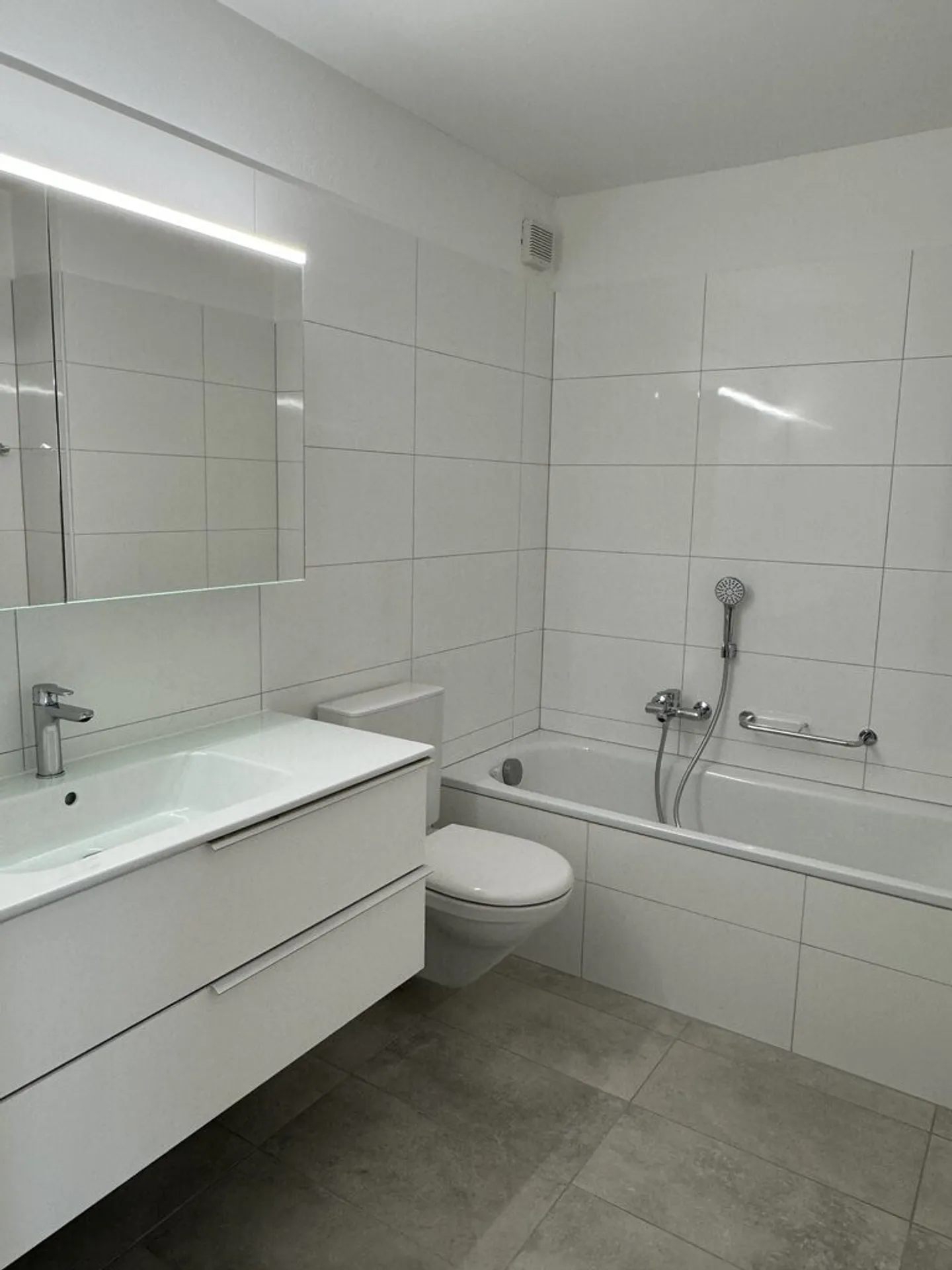 À louer appartement spacieux et lumineux de 3,5 pièces à Minusio. - Photo 7 sur 8