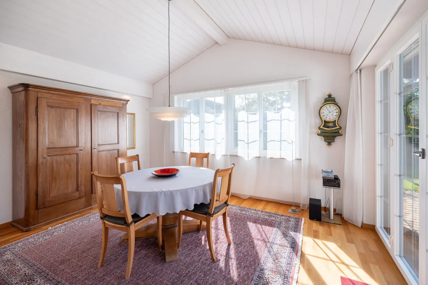 Villa im Chalet-Stil mit Pool & Sicht auf die Berner Alpenkette in Riggisberg - Foto 9 von 18