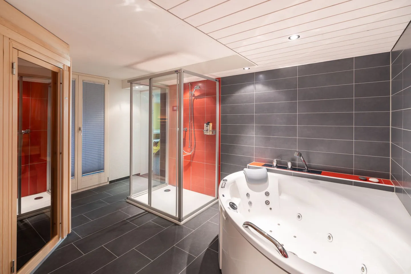 Villa im Chalet-Stil mit Pool & Sicht auf die Berner Alpenkette in Riggisberg - Foto 12 von 18