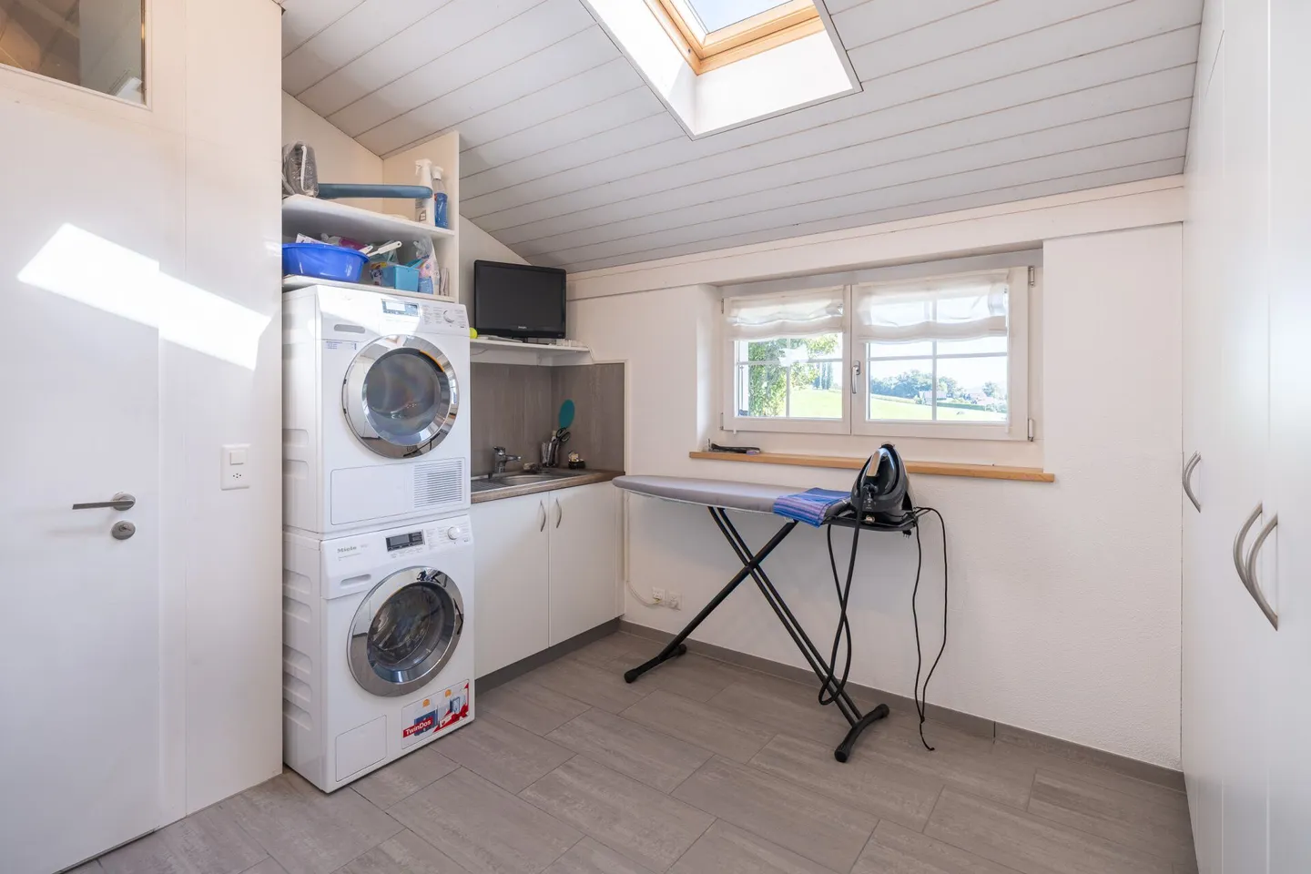 Villa im Chalet-Stil mit Pool & Sicht auf die Berner Alpenkette in Riggisberg - Foto 11 von 18