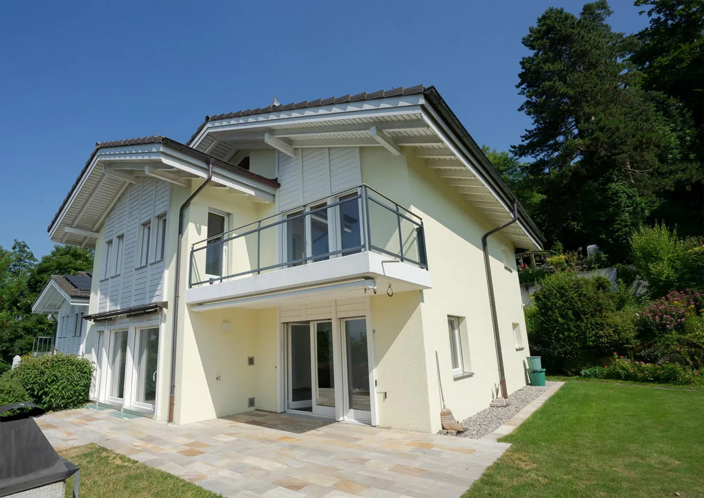 Grande casa unifamiliare ben curata con bella vista sul lago e sulle Alpi - Foto 1 di 17