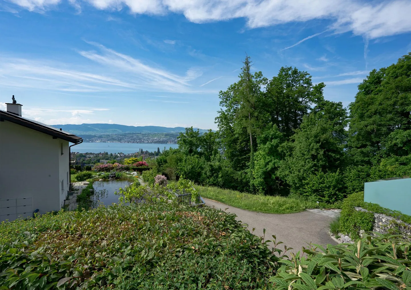 Grande casa unifamiliare ben curata con bella vista sul lago e sulle Alpi - Foto 2 di 17