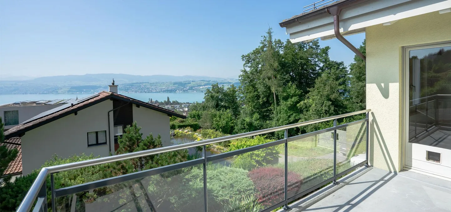 Grande casa unifamiliare ben curata con bella vista sul lago e sulle Alpi - Foto 7 di 17