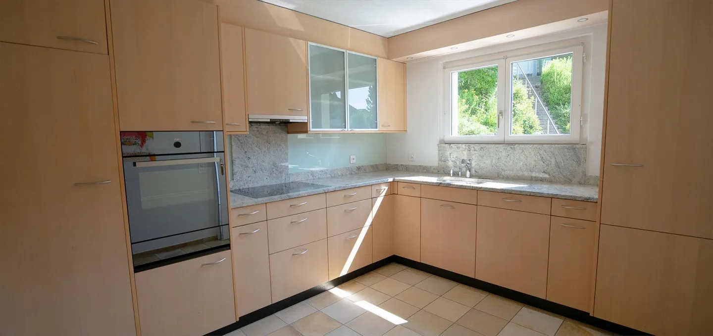 Grande casa unifamiliare ben curata con bella vista sul lago e sulle Alpi - Foto 11 di 17