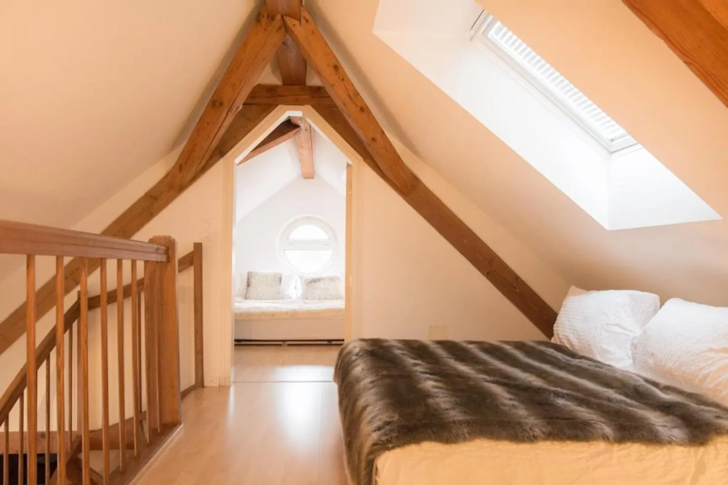 Charming 2.5-Room Maisonette Apartment with Mountain View in Zug - Photo 2 of 19