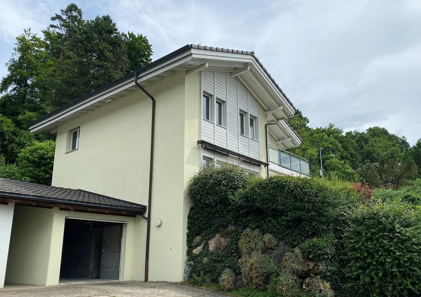 Grande casa unifamiliare ben curata con bella vista sul lago e sulle Alpi - Foto 5 di 17