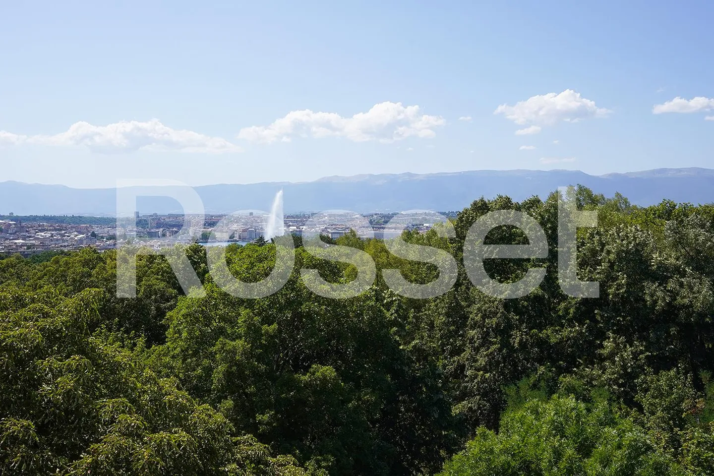 Attico con 8 camere sul lato del frontone con terrazza circondata e vista libera sulla città e sul lago - Foto 1 di 9