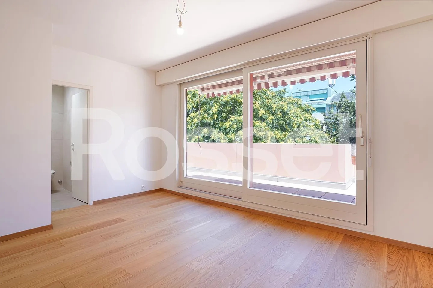 Attico con 8 camere sul lato del frontone con terrazza circondata e vista libera sulla città e sul lago - Foto 6 di 9