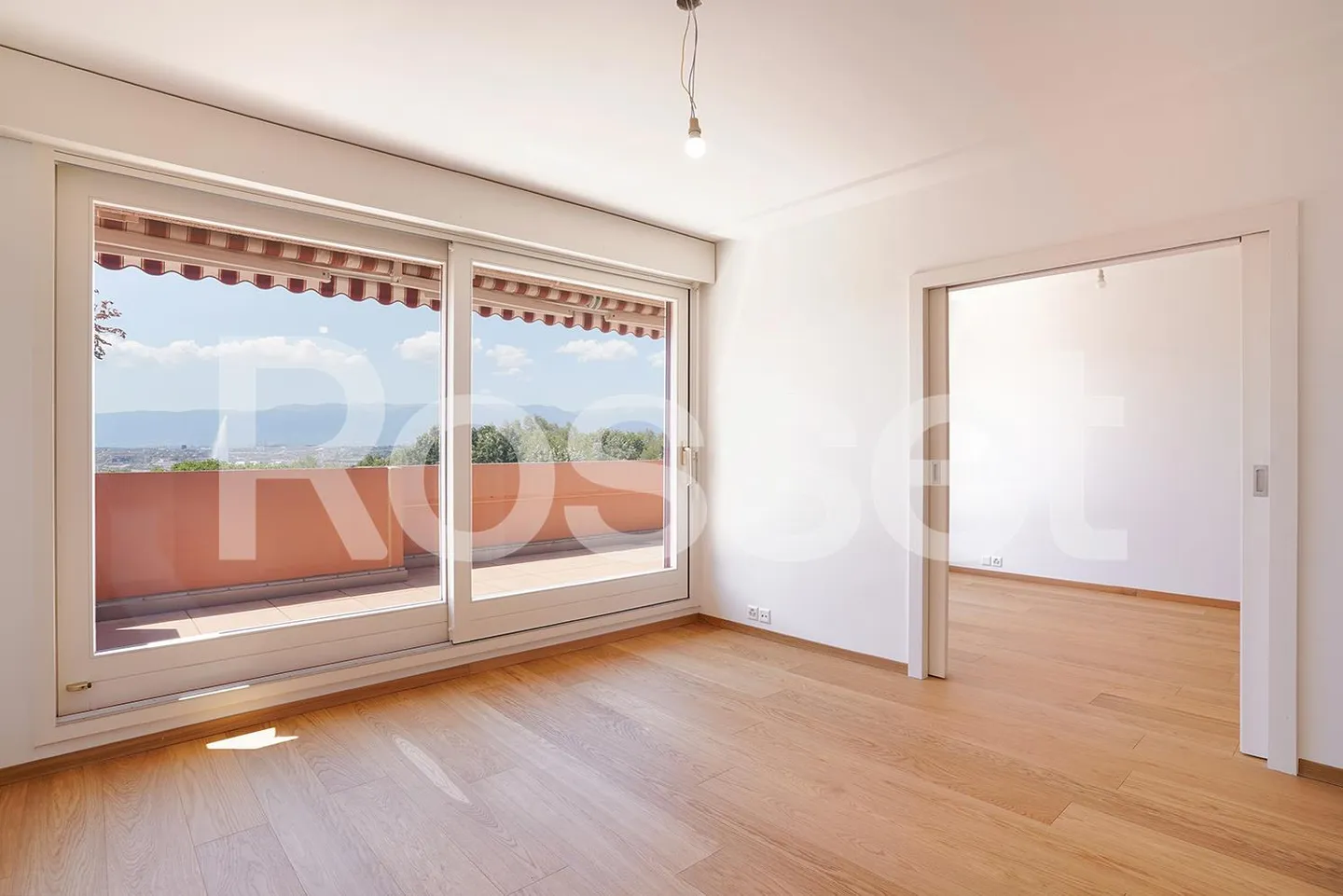 Attico con 8 camere sul lato del frontone con terrazza circondata e vista libera sulla città e sul lago - Foto 7 di 9