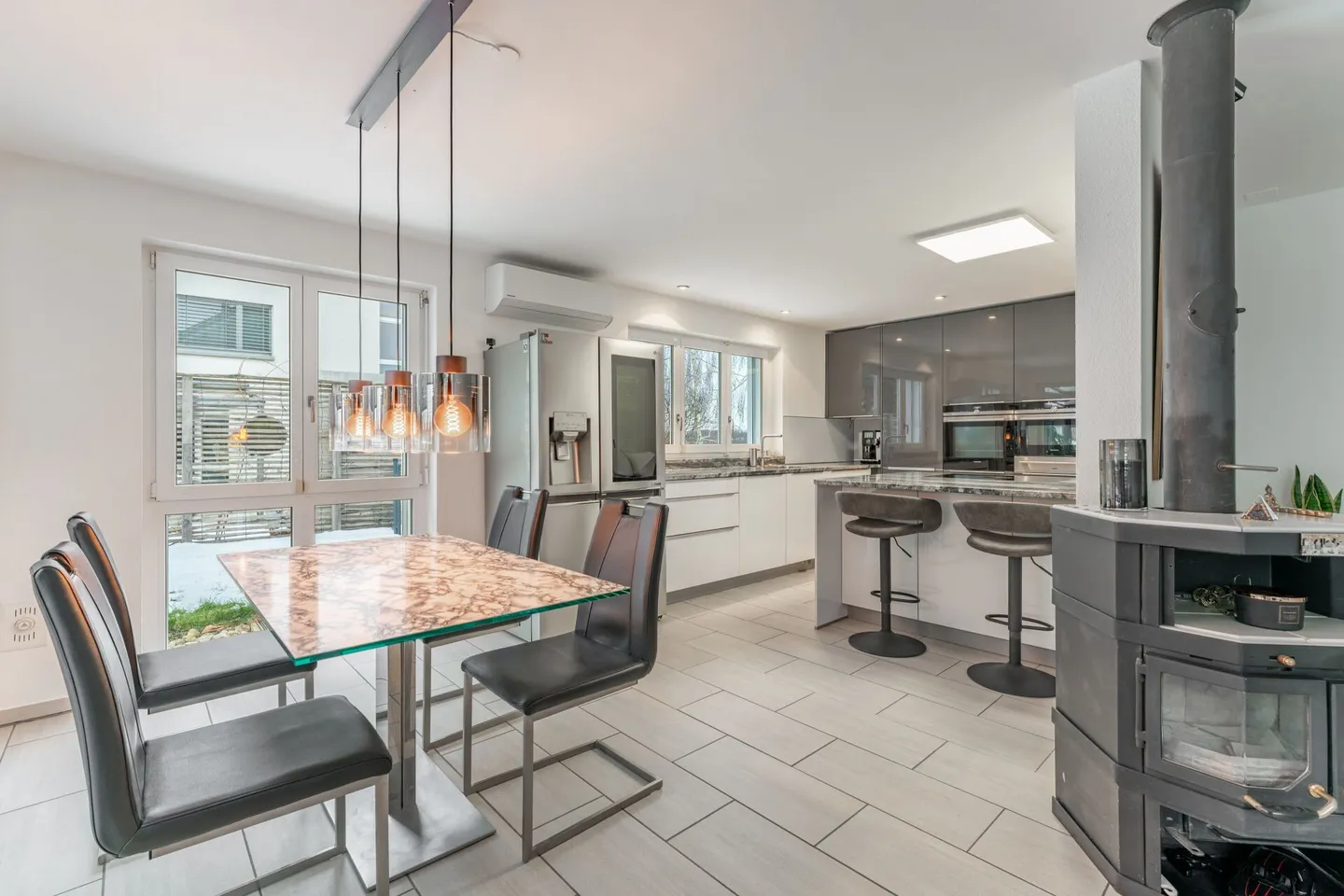 Modernes Einfamilienhaus mit Jacuzzi, Garage & tiefen Nebenkosten - Foto 3 von 14