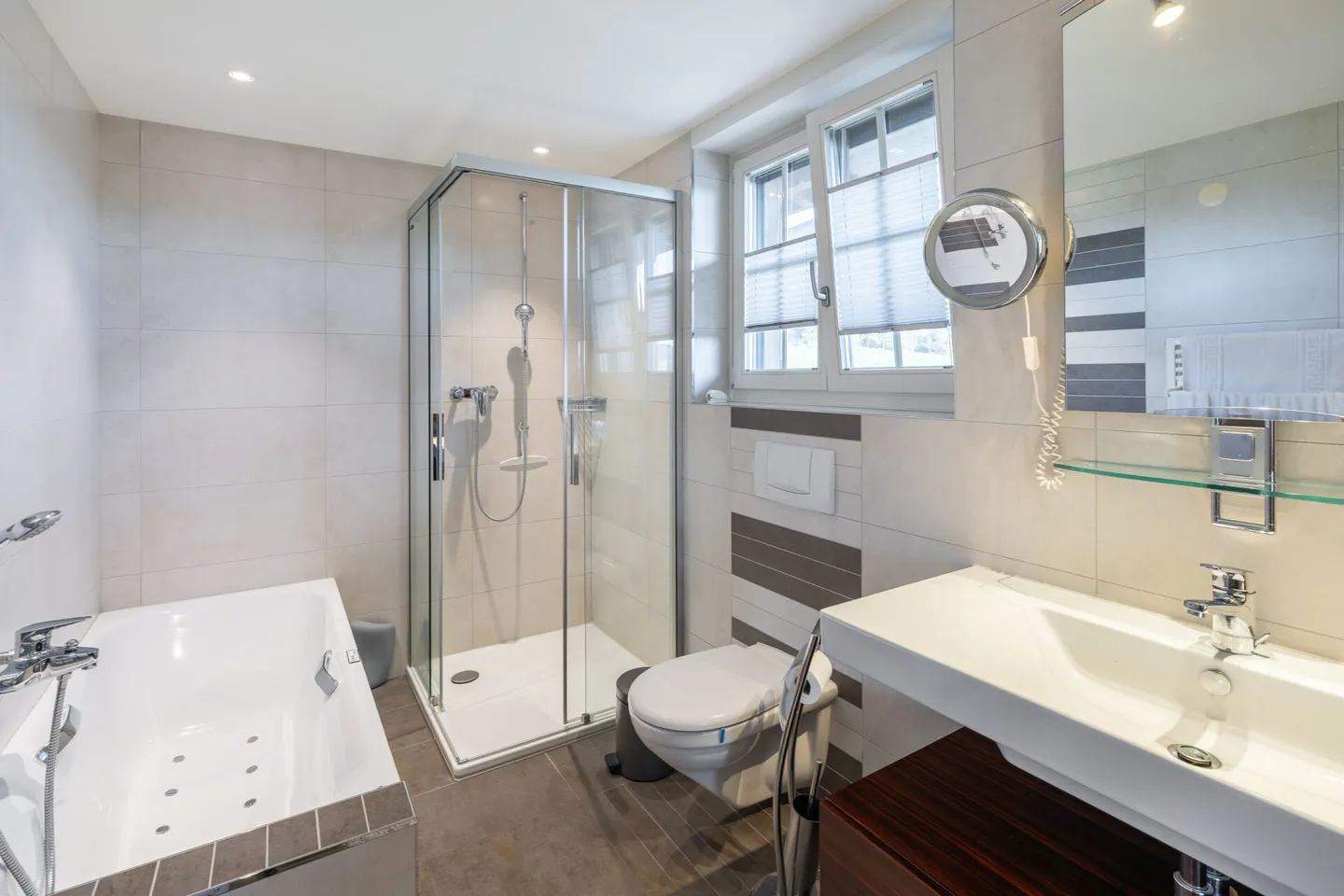 Villa im Chalet-Stil mit Pool & Sicht auf die Berner Alpenkette in Riggisberg - Foto 13 von 18