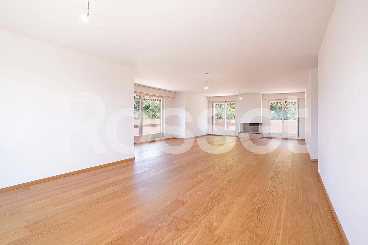 Attico con 8 camere sul lato del frontone con terrazza circondata e vista libera sulla città e sul lago - Foto 4 di 9