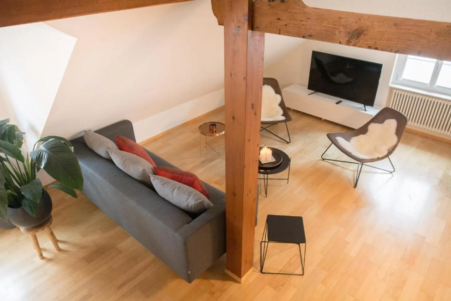 Charming 2.5-Room Maisonette Apartment with Mountain View in Zug - Photo 17 of 19