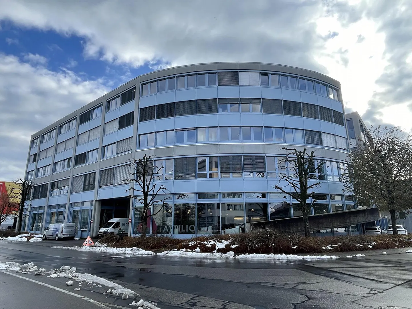 Espace commercial avec des connexions idéales – 996 m² dans le bâtiment commercial Ried - Photo 1 sur 22