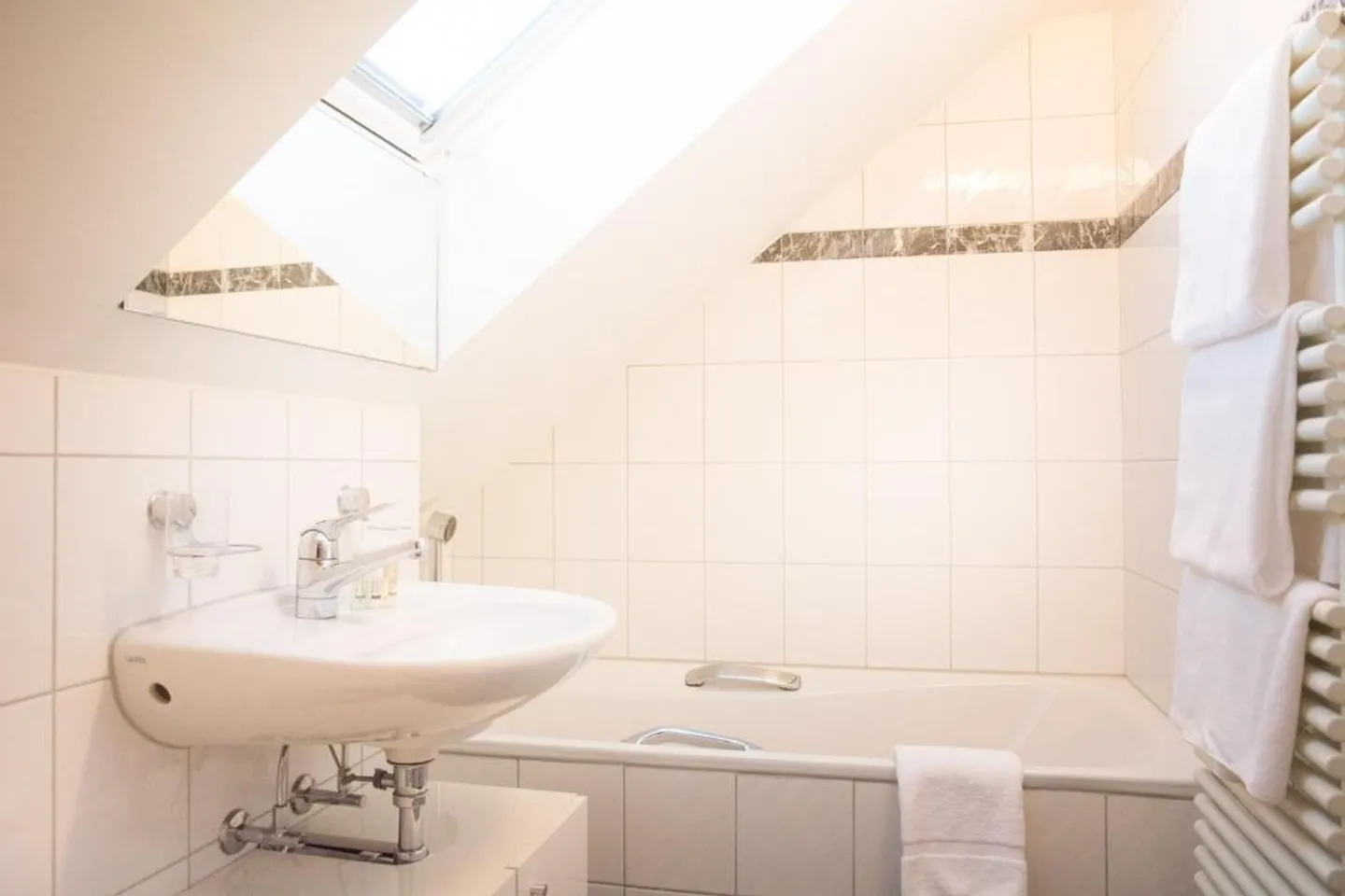 Charming 2.5-Room Maisonette Apartment with Mountain View in Zug - Photo 19 of 19