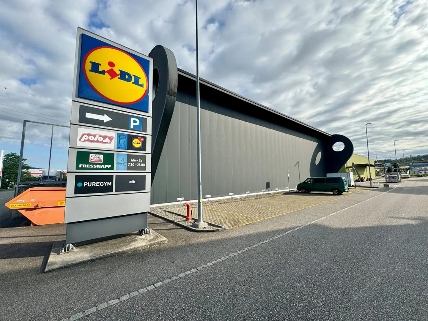 Parking spaces in the retail park, Oftringen - Photo 1 of 3