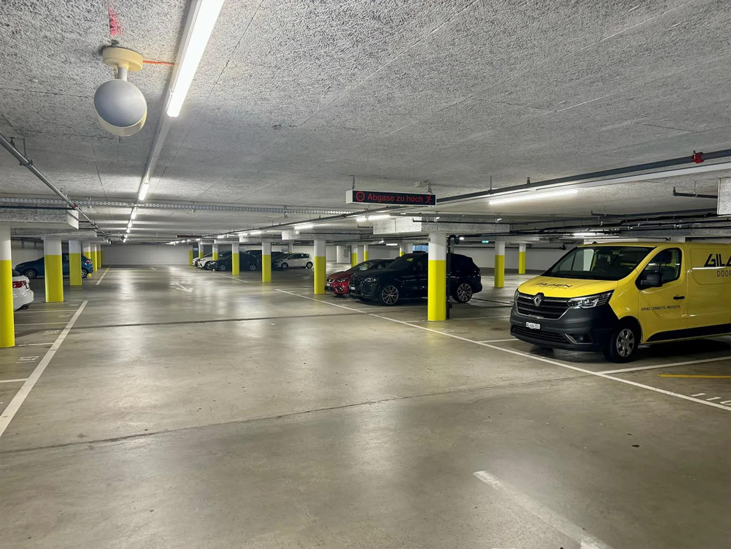 Parking spaces in the retail park, Oftringen - Photo 2 of 3