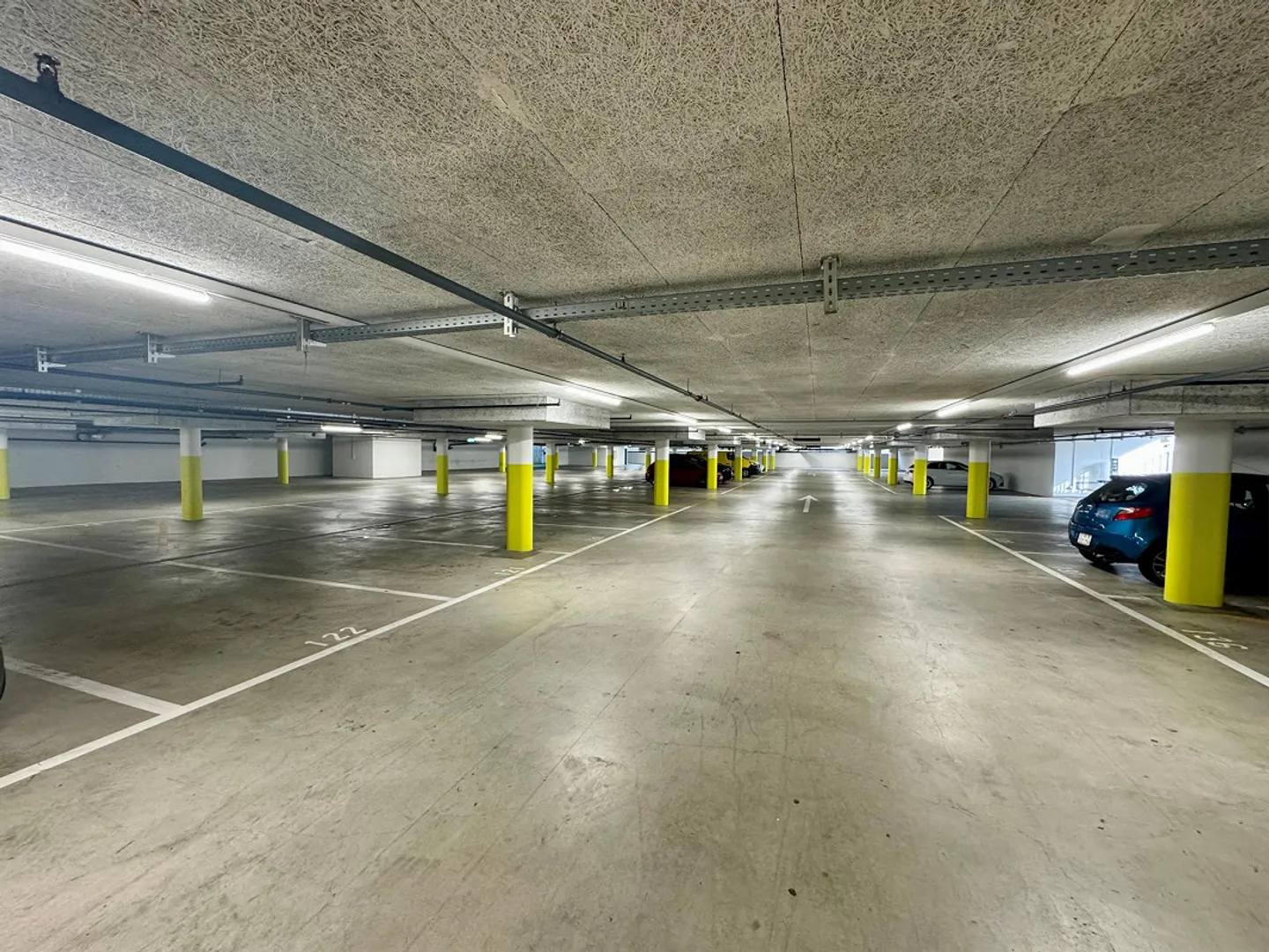 Parking spaces in the retail park, Oftringen - Photo 3 of 3