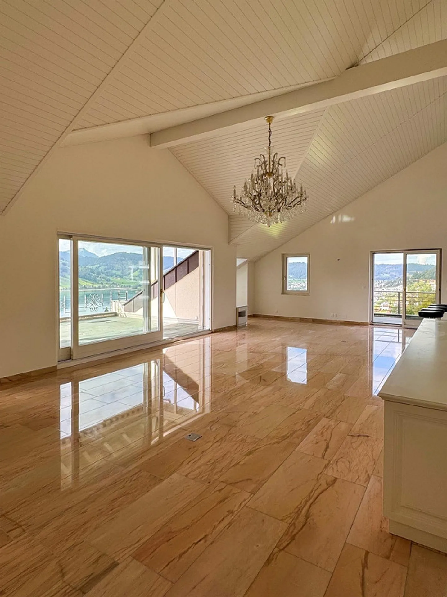 Appartement mansardé exclusif de 4½ pièces avec 185m2 habitables - Photo 1 sur 12