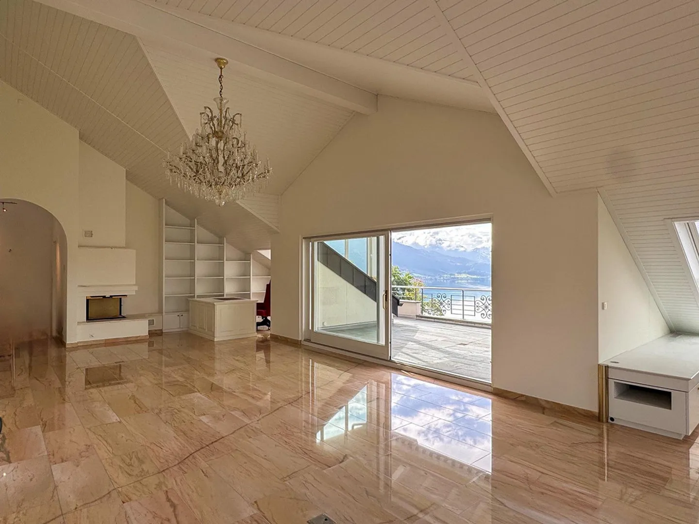 Appartement mansardé exclusif de 4½ pièces avec 185m2 habitables - Photo 3 sur 12