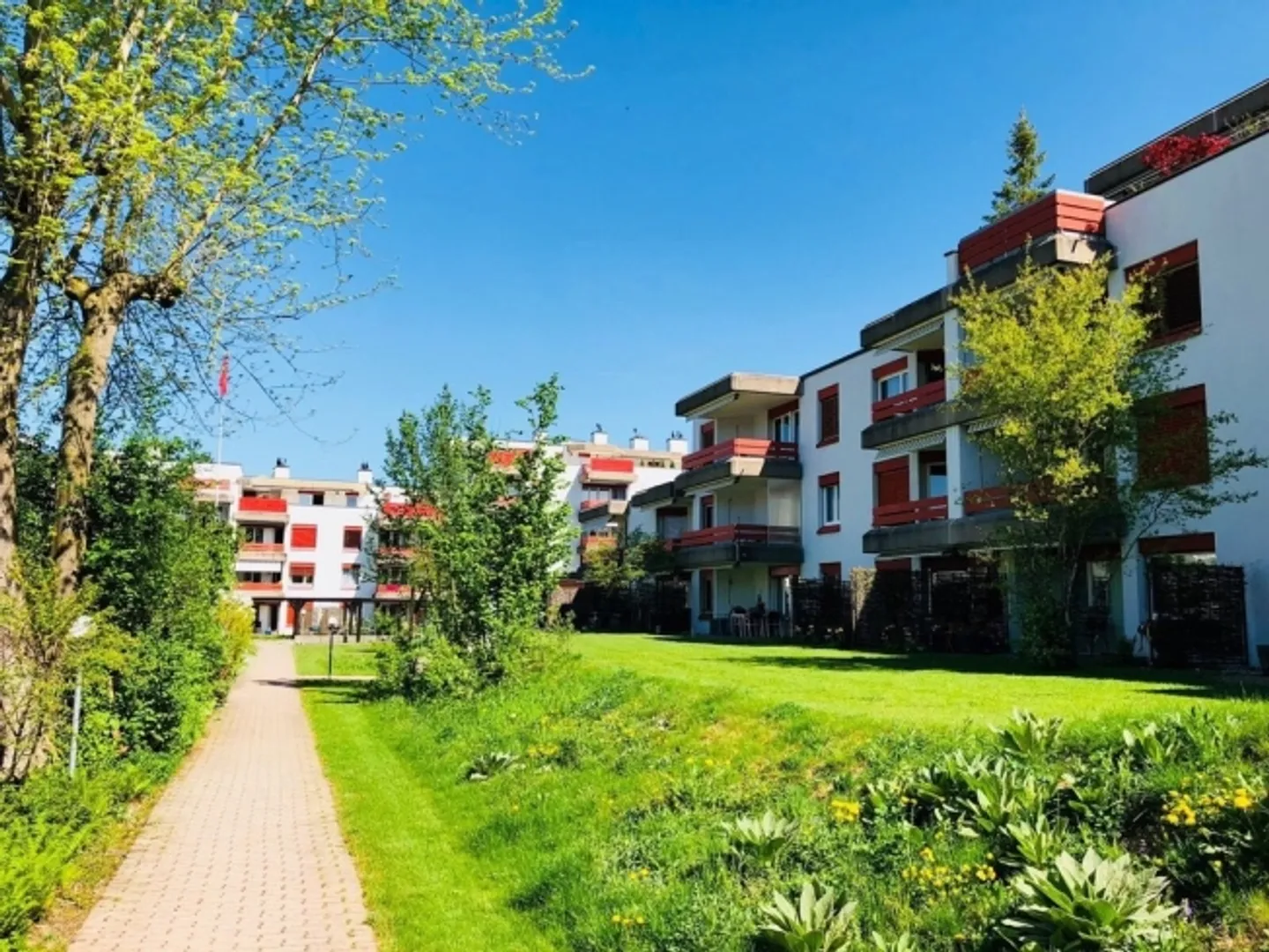 Sunny residential area in a child-friendly environment - Photo 1 of 12