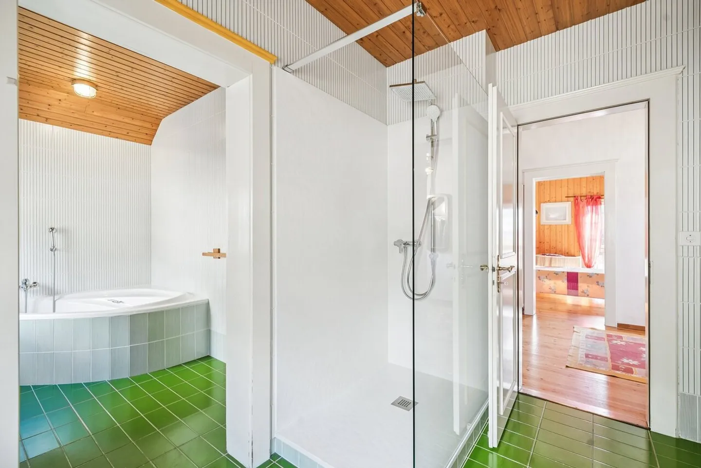 Villa progettata da un architetto su un grande lotto pianeggiante. - Foto 7 di 11