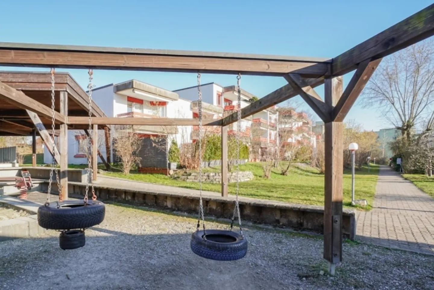 Sunny residential area in a child-friendly environment - Photo 9 of 12