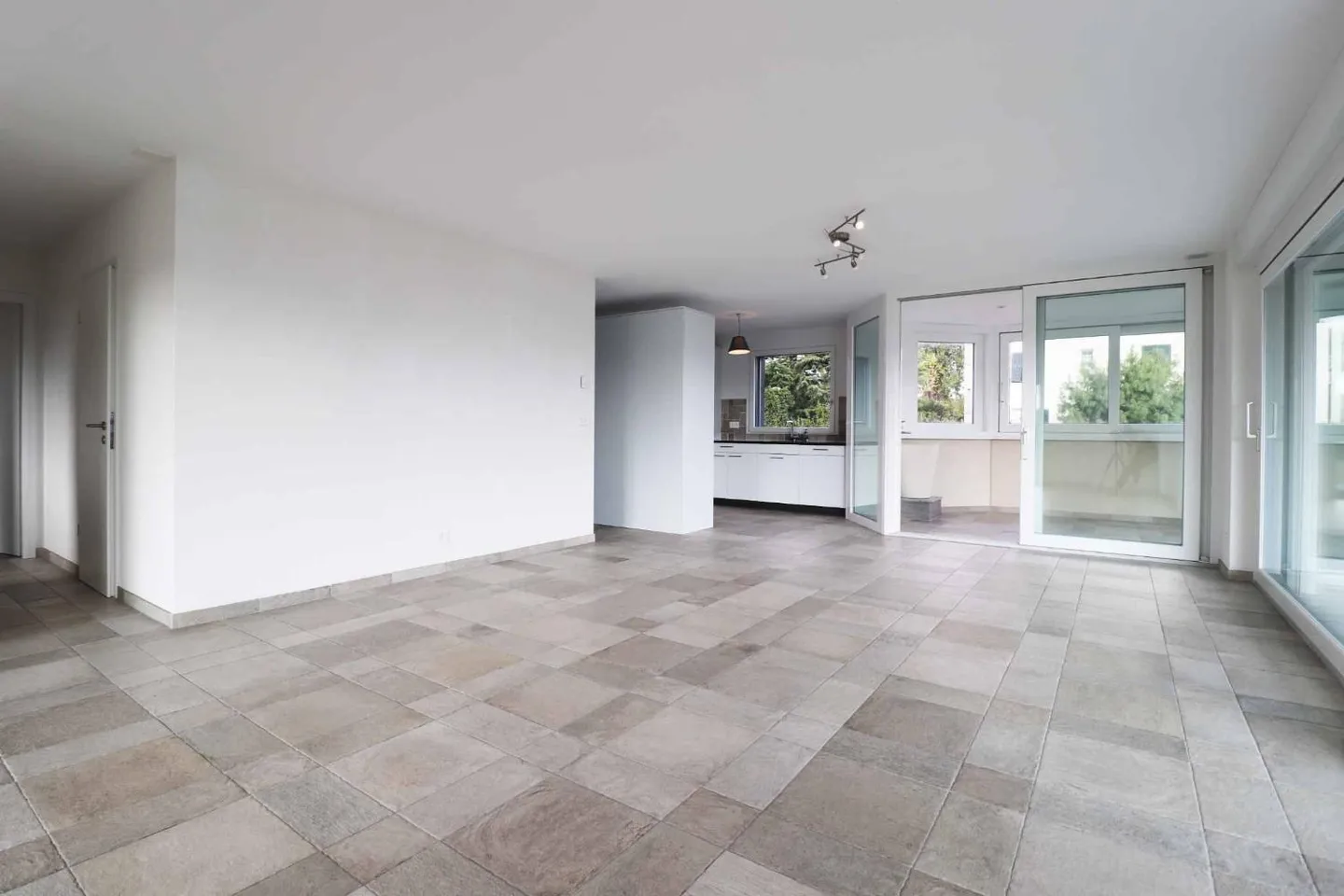 Superb 4.5 room apartment - Photo 3 of 8