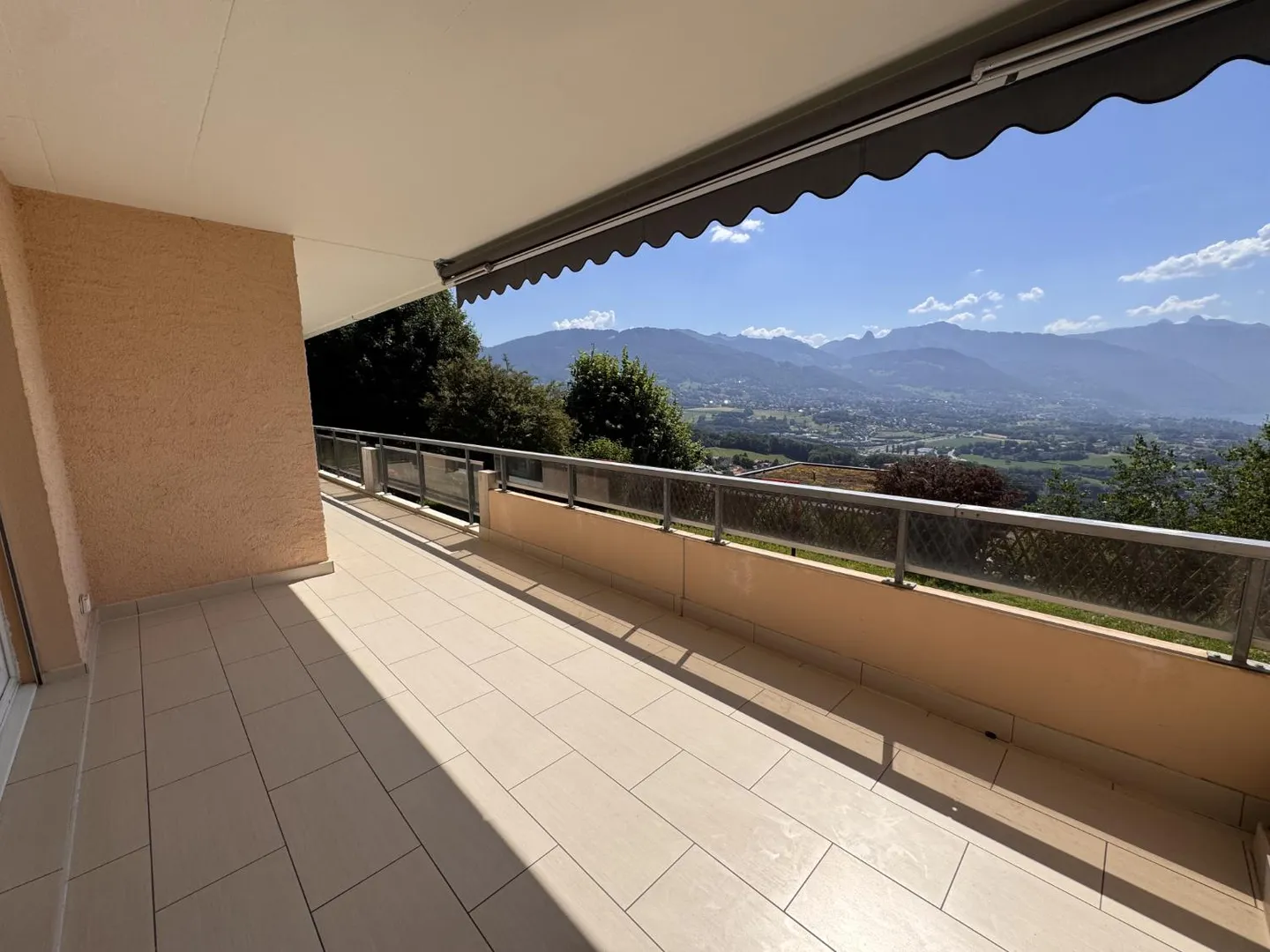 Magnificent 4.5-room apartment with dominant view of the lake - Photo 1 of 16