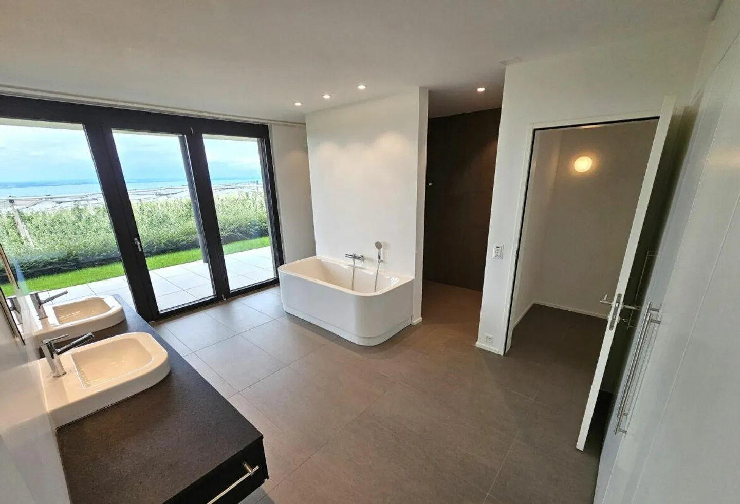 Appartement de location lumineux et spacieux de 4,5 pièces avec aménagement moderne et ... - Photo 8 sur 12