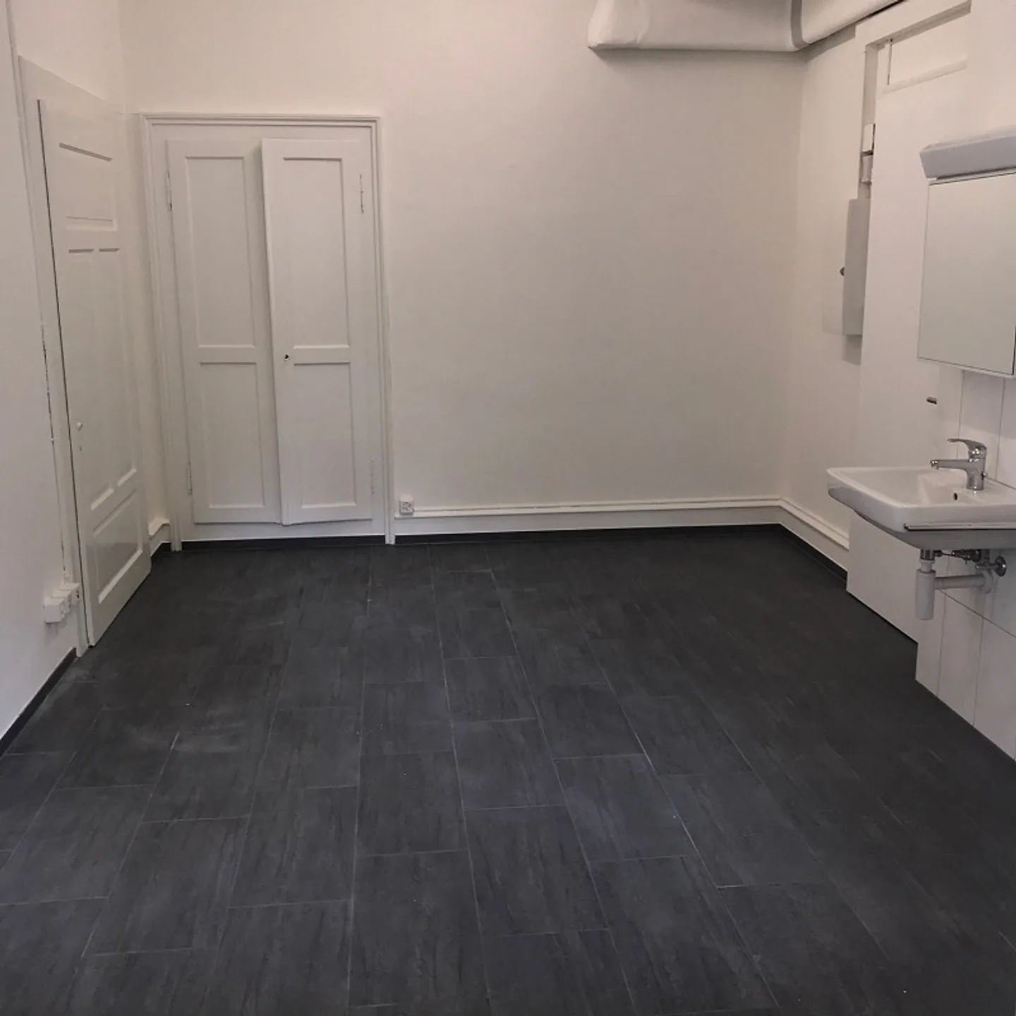 Retail space for rent - Photo 2 of 3