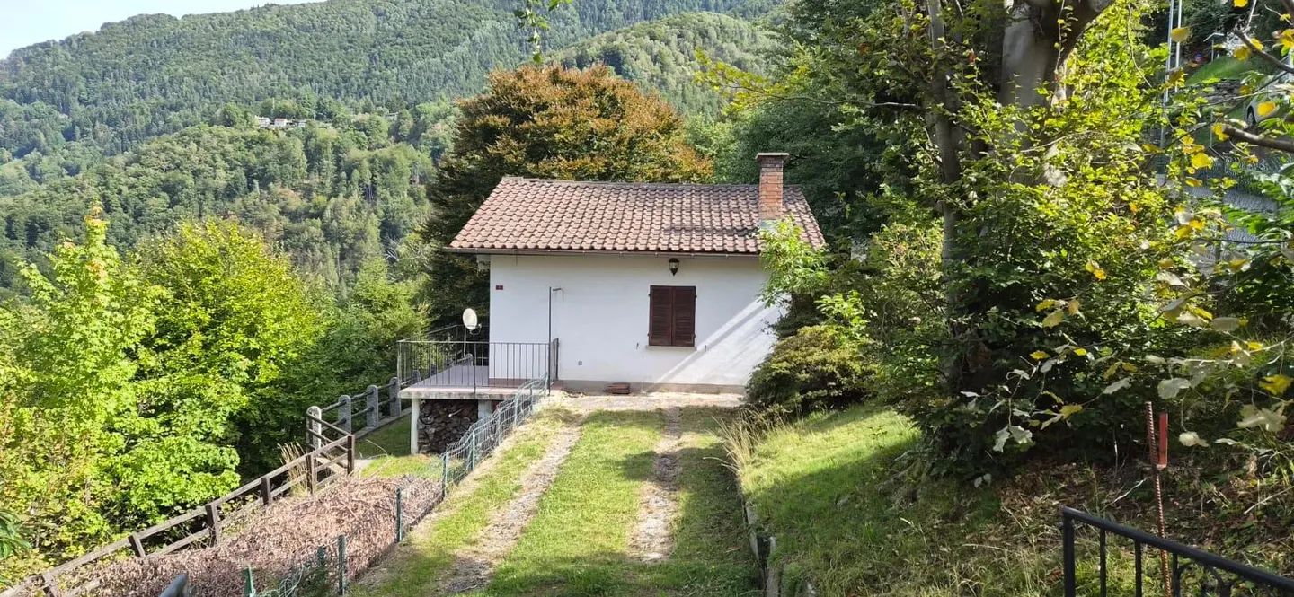 Rustic house immersed in greenery with panoramic view, a few minutes from - Photo 2 of 6