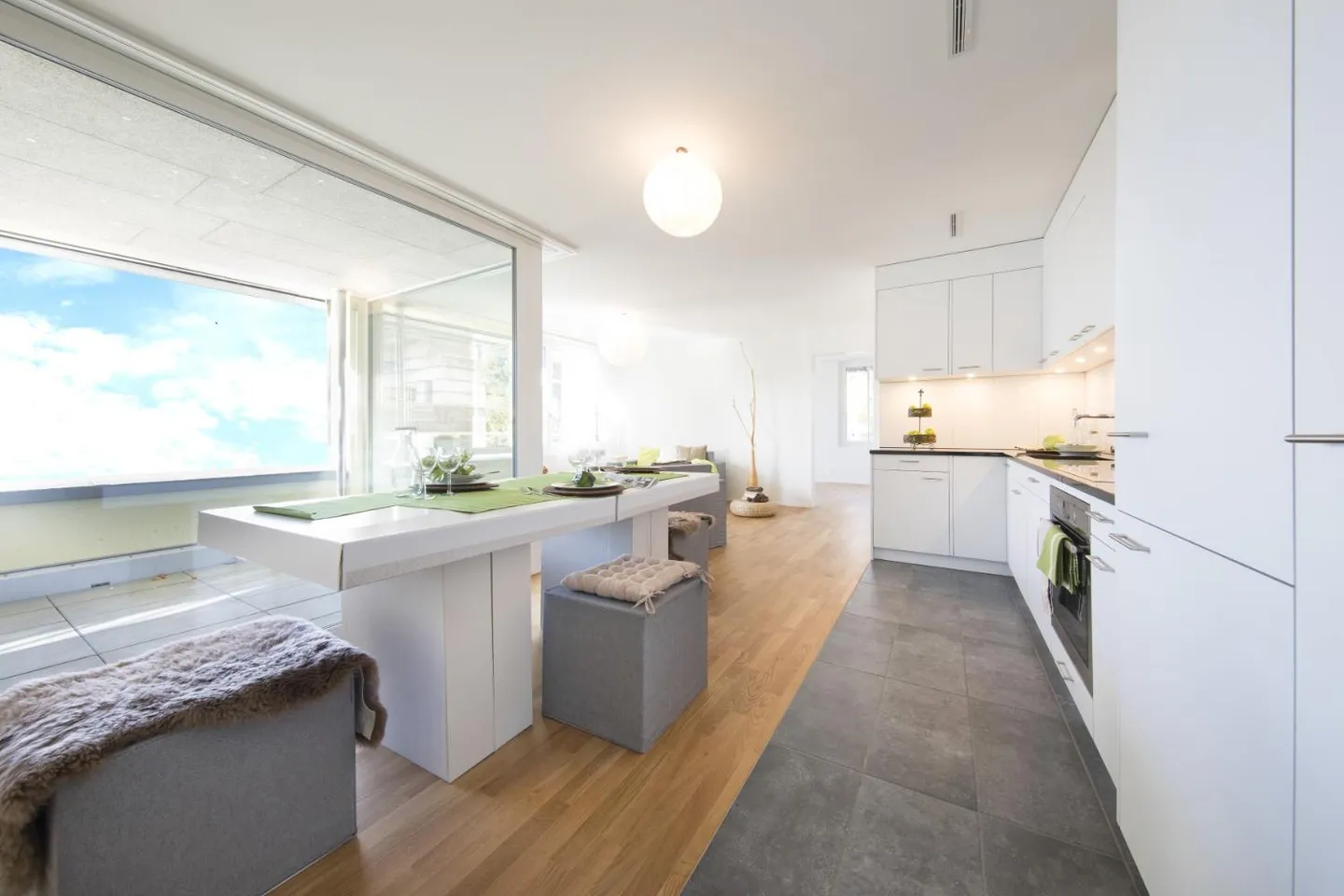 Modern Apartment Near Train Station - Photo 2 of 5