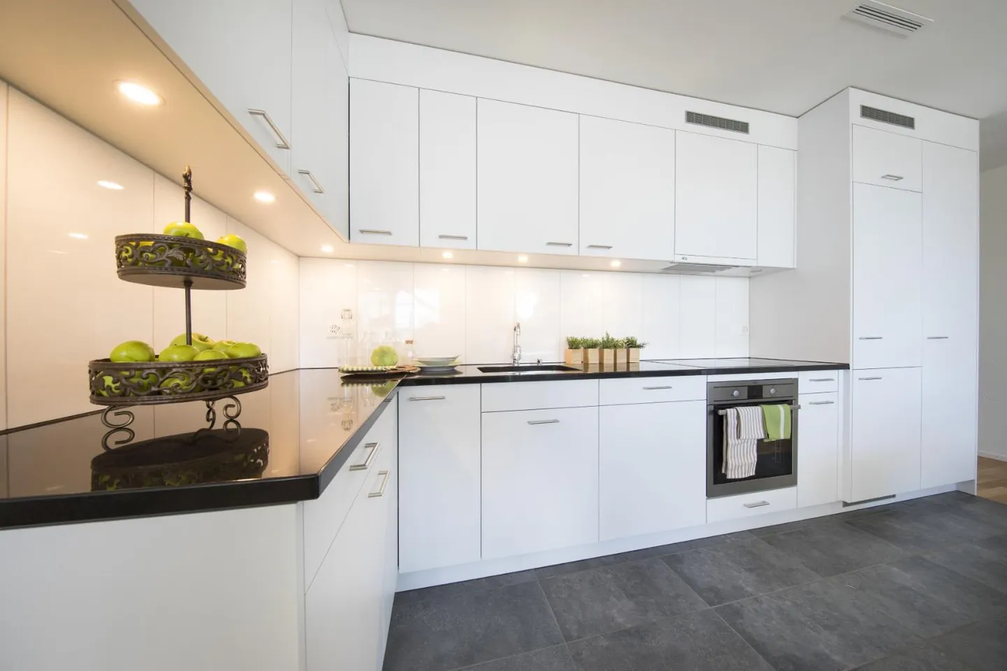 Modern Apartment Near Train Station - Photo 3 of 5