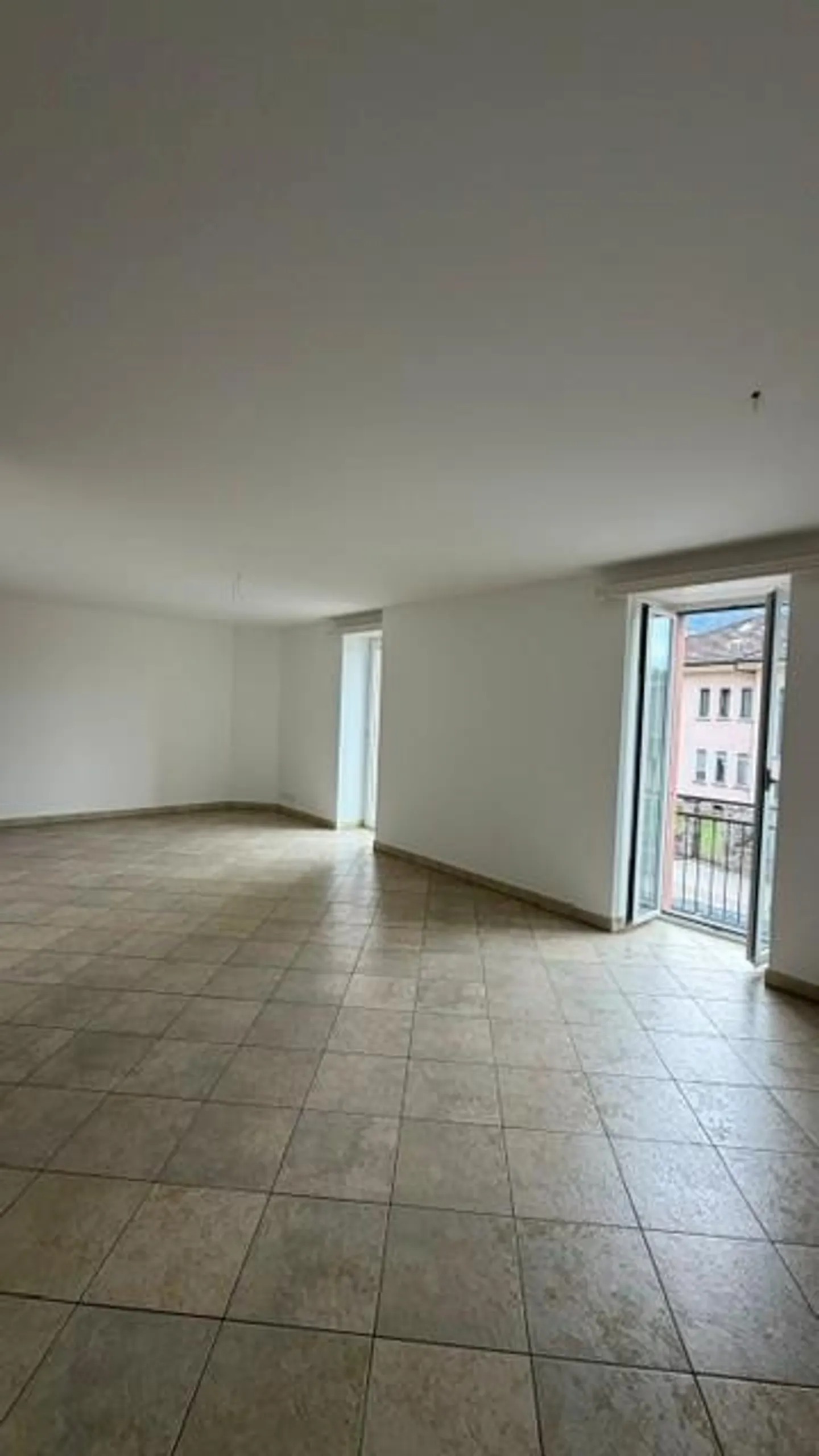 Groß, in einem ruhigen Viertel - Foto 1 von 14