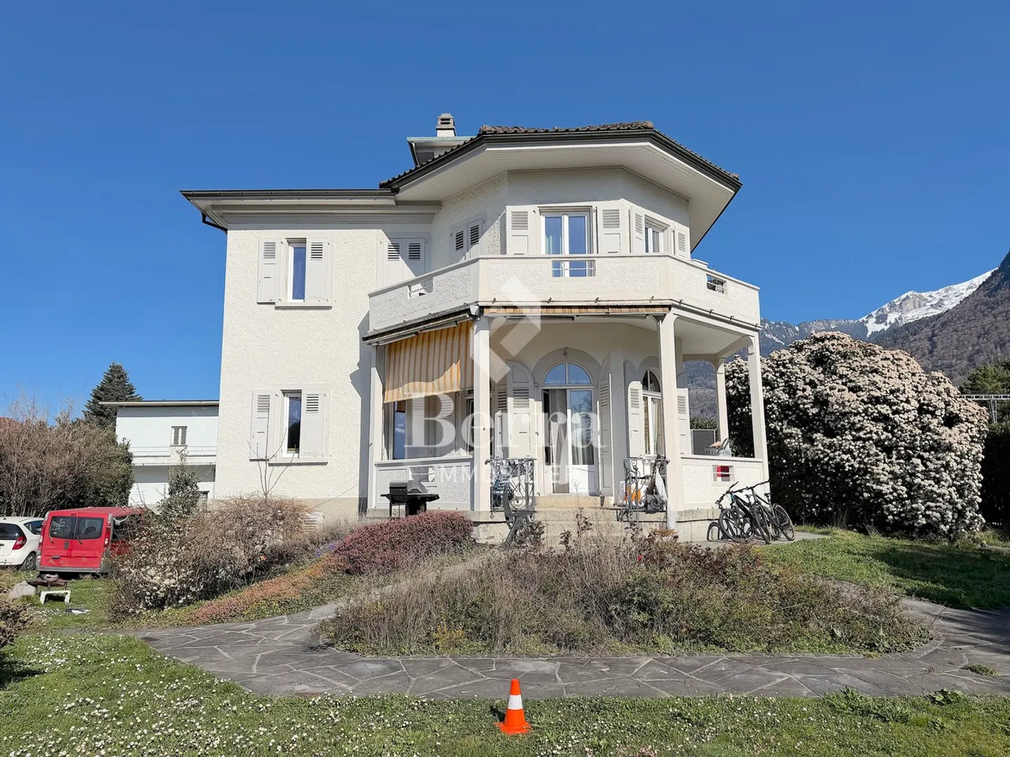 Renoviertes Gebäude mit 3 Wohnungen - Entwicklungspotenzial - Foto 1 von 16