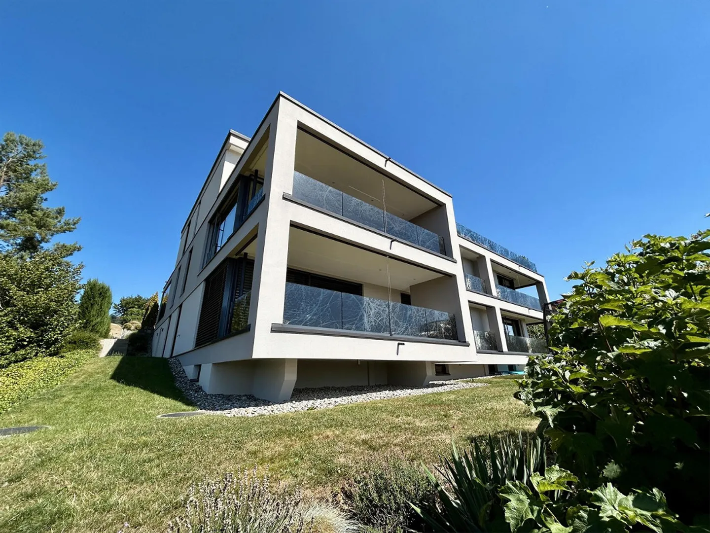 Moderno appartamento di 4,5 stanze a Bolligen con vista panoramica e sole serale - Foto 1 di 9