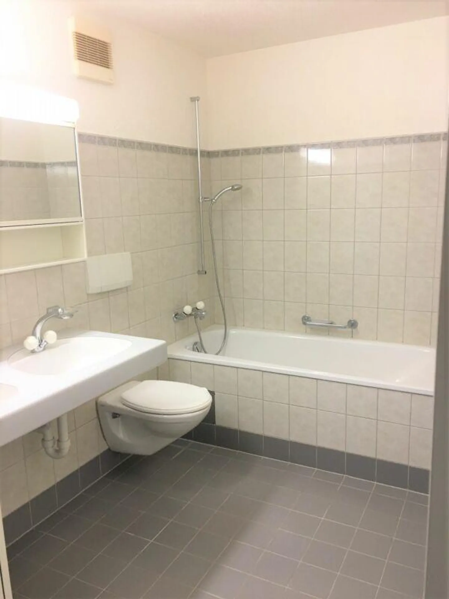 Charmante appartement de 3,5 pièces dans un endroit calme - Photo 8 sur 10