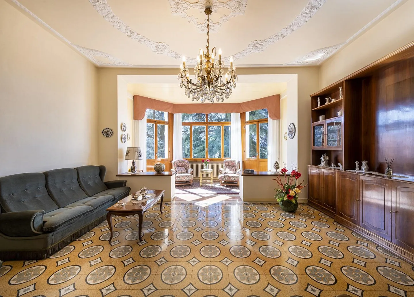 Villa antica con terreno edificabile - Foto 2 di 8