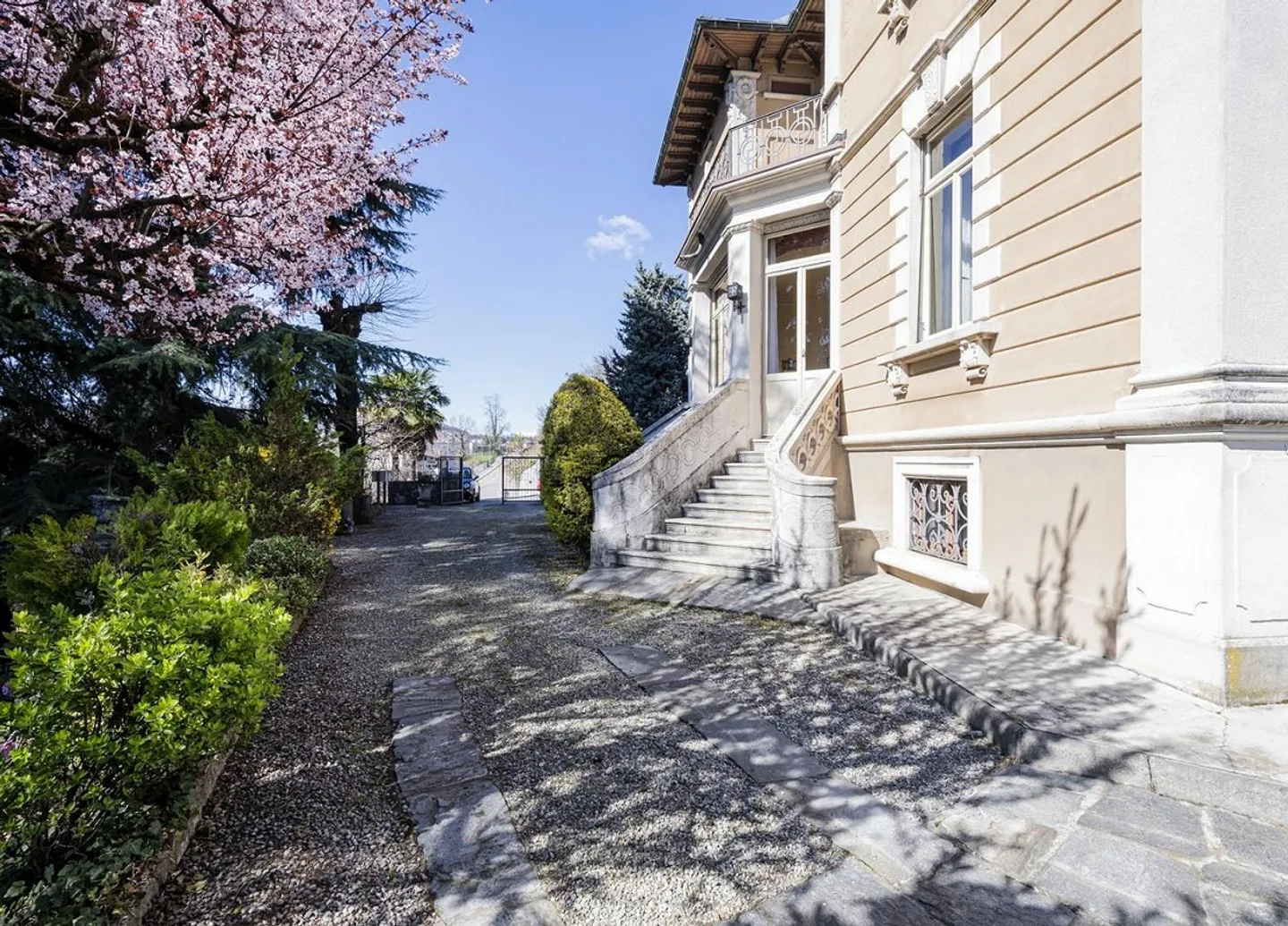 Villa antica con terreno edificabile - Foto 6 di 8