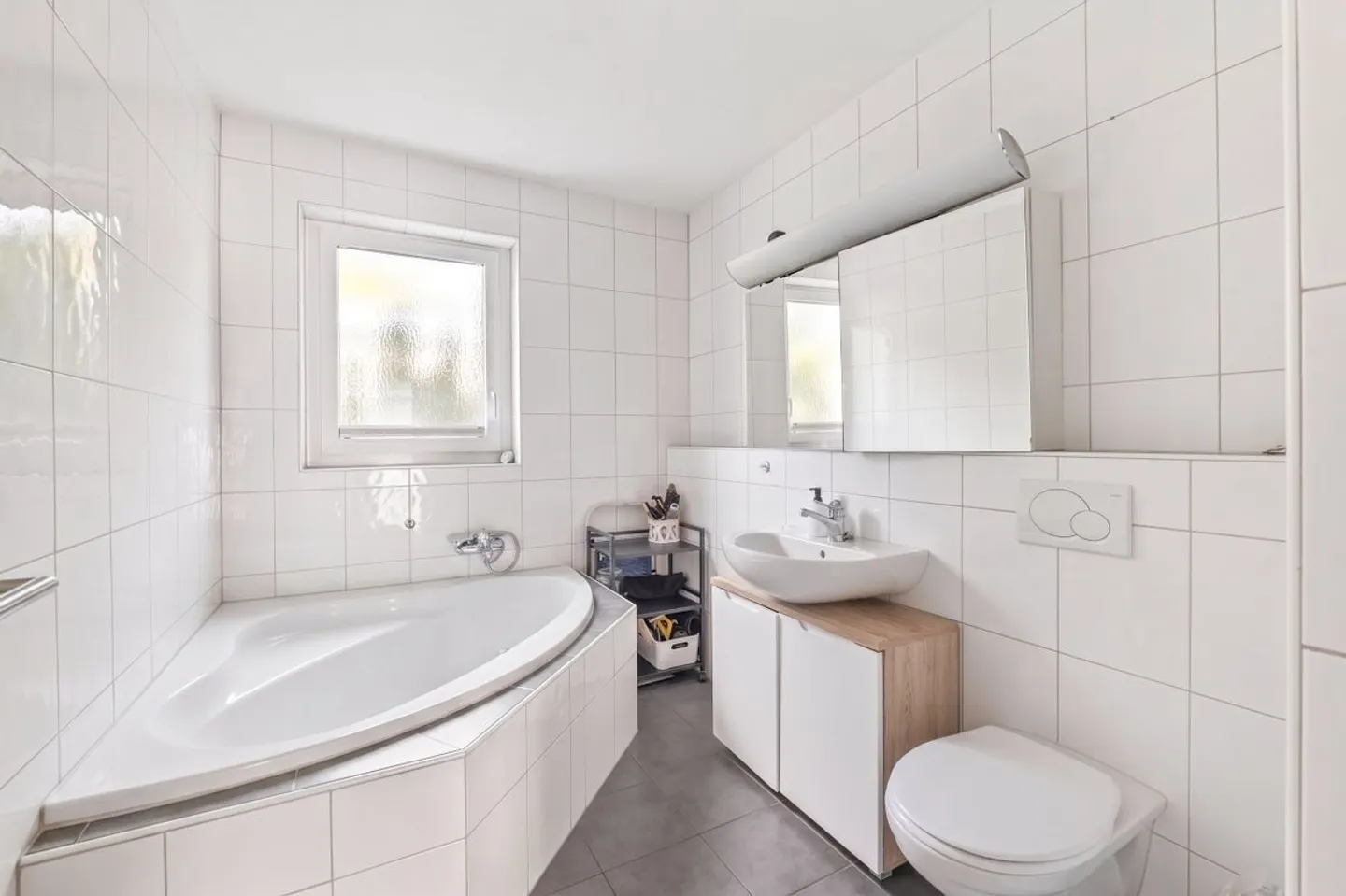 Modern and bright 4.5-room garden apartment in a nature-friendly location with lift and underground parking space - Photo 11 of 13