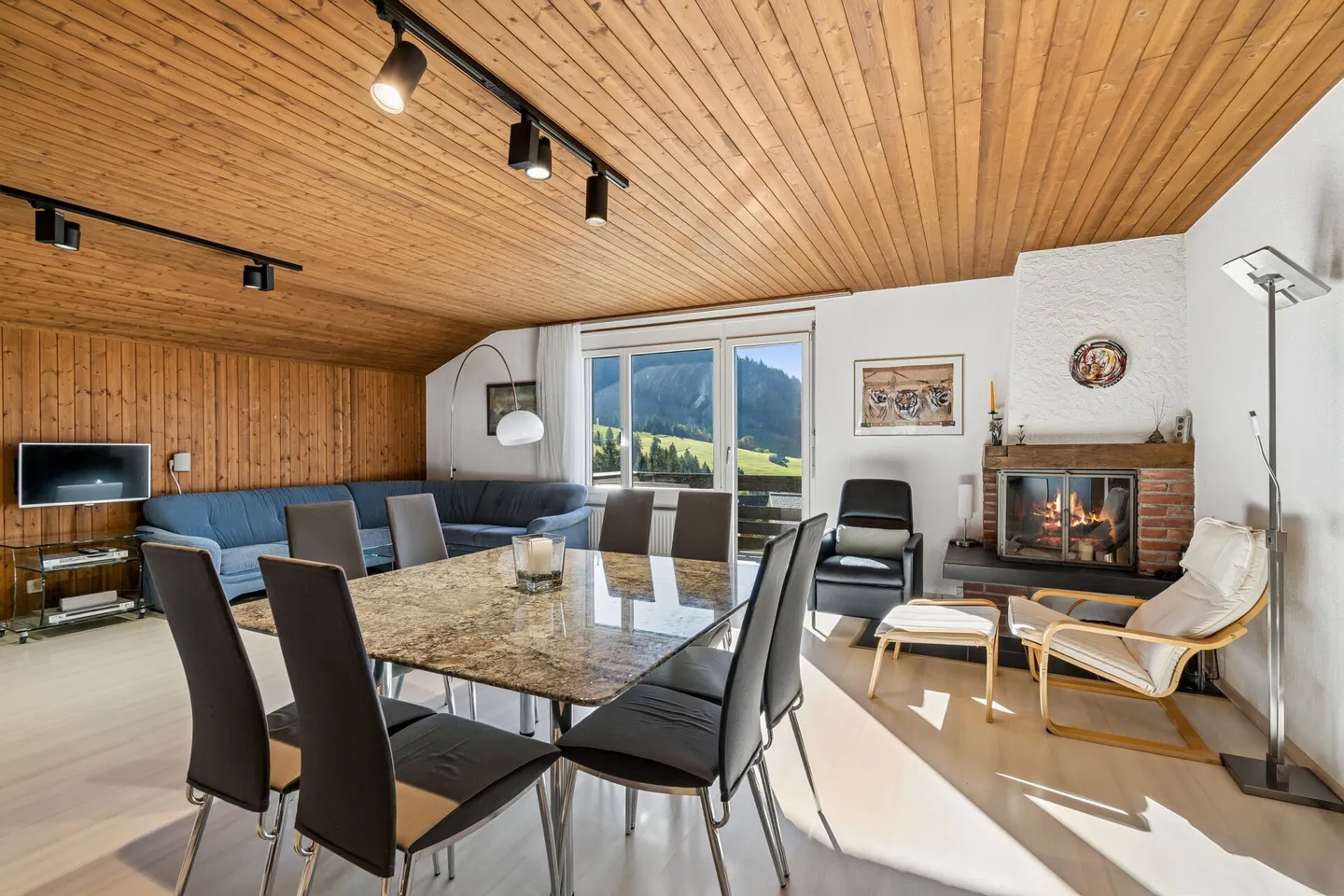 Charmante Dachgeschosswohnung mit Bergblick - Foto 3 von 12